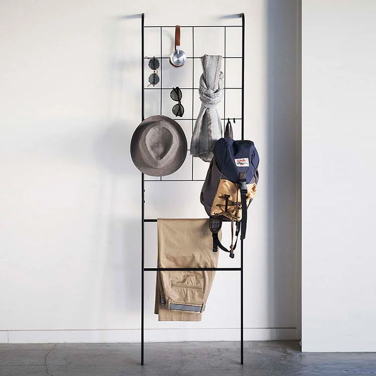 Koupelnový kovový stojan na ručníky